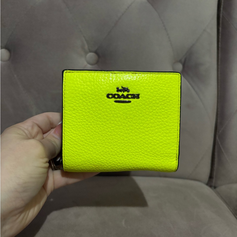 Coach neon yellow bifold leather neon wallet - Picture 4 of 7